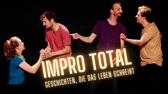 Vier Improtheater - Spieler*innen gestikulieren ausdrucksstark. In der Mitte ein Schriftzug: Impro Total - Geschichten, die das Leben schreibt.