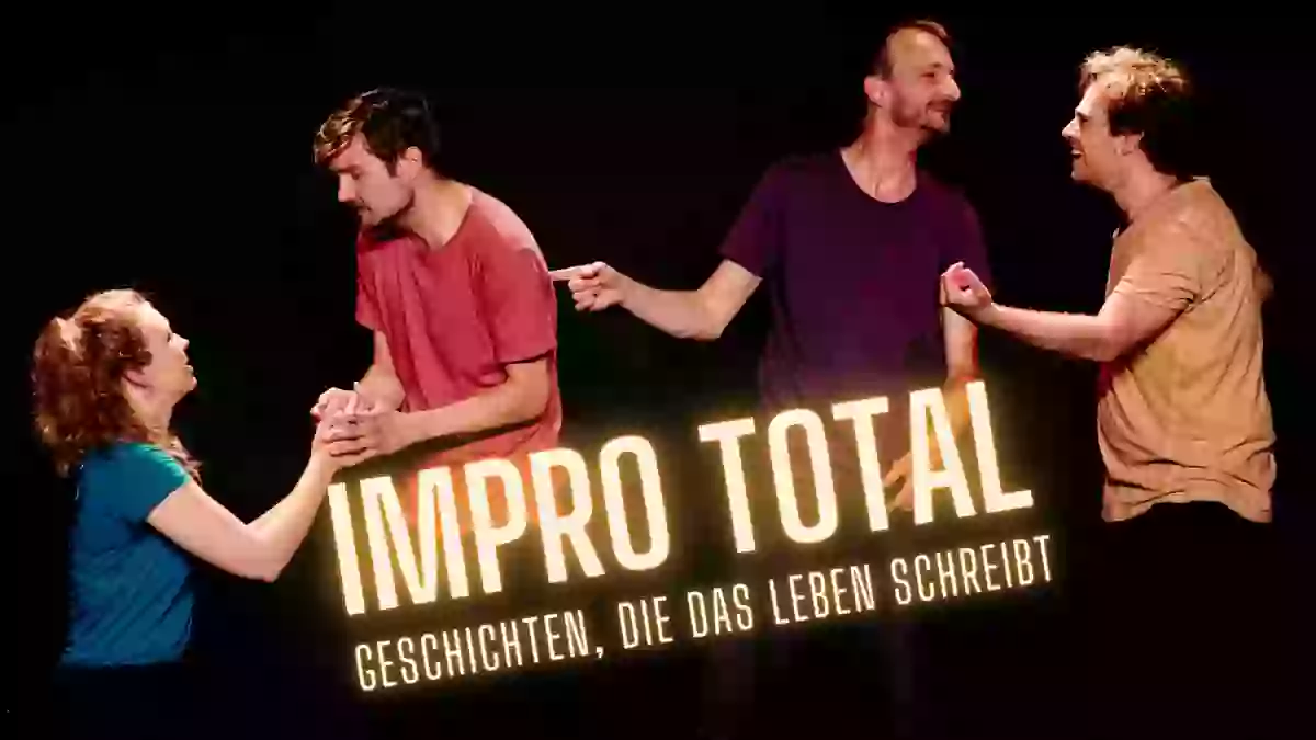 Vier Improtheater - Spieler*innen gestikulieren ausdrucksstark. In der Mitte ein Schriftzug: Impro Total - Geschichten, die das Leben schreibt.